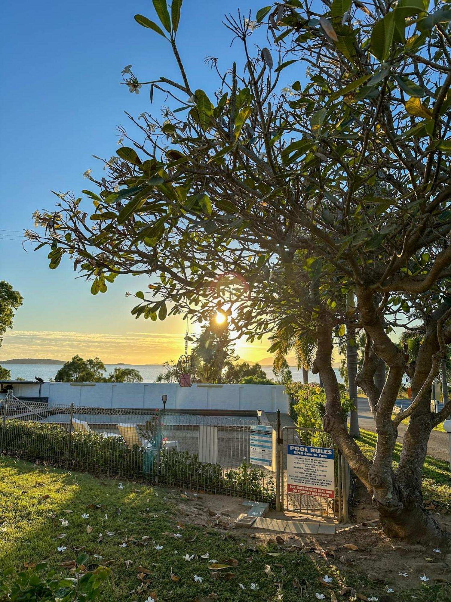 Ocean View Motel Bowen Buitenkant foto